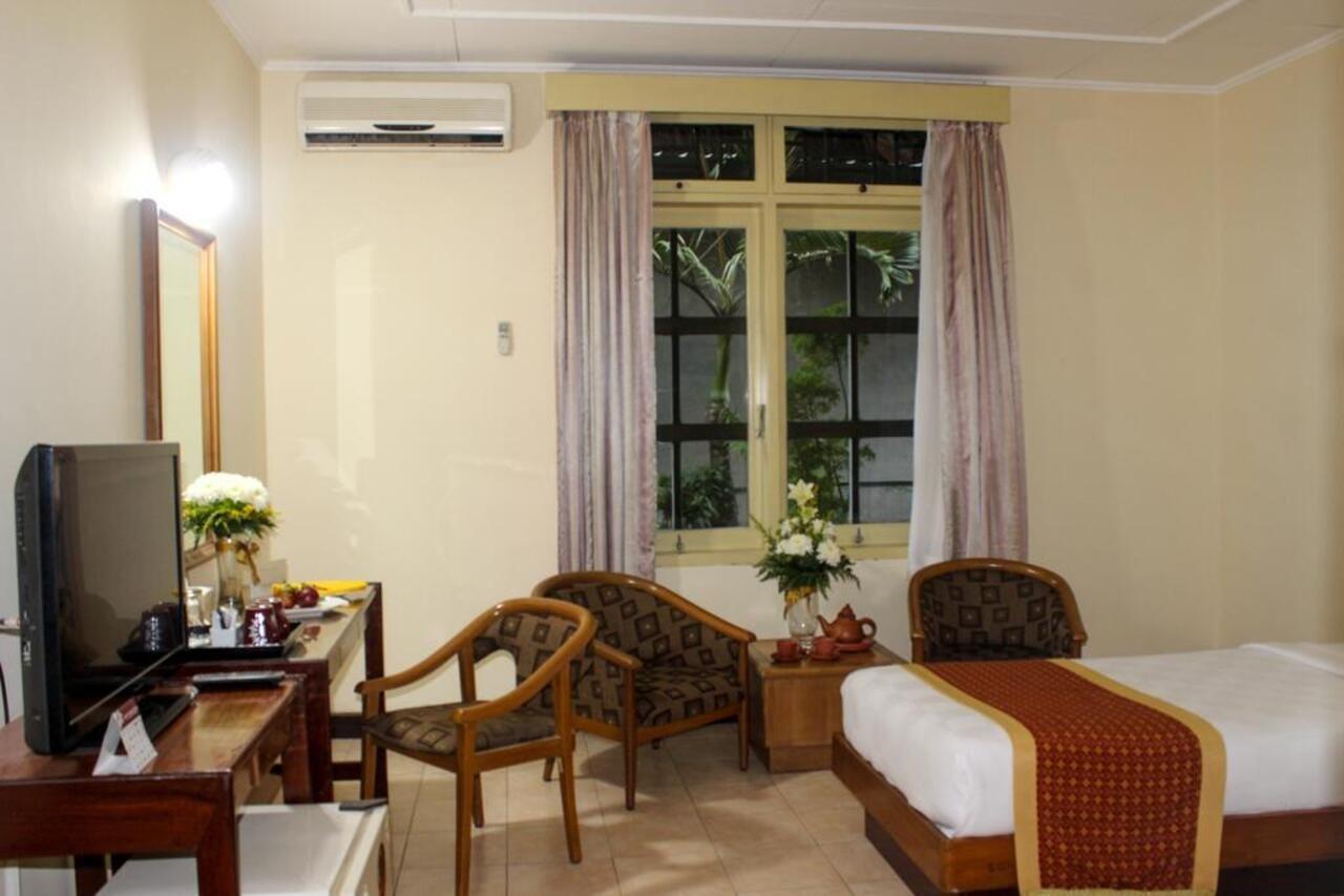 Hotel Merdeka Kediri Кедірі Екстер'єр фото