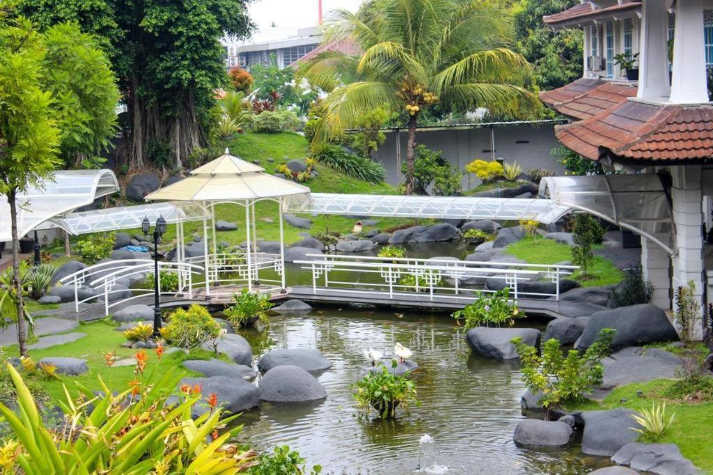 Hotel Merdeka Kediri Кедірі Екстер'єр фото