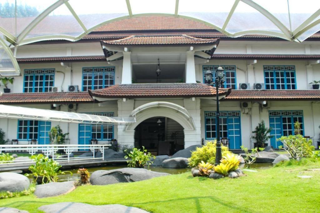 Hotel Merdeka Kediri Кедірі Екстер'єр фото