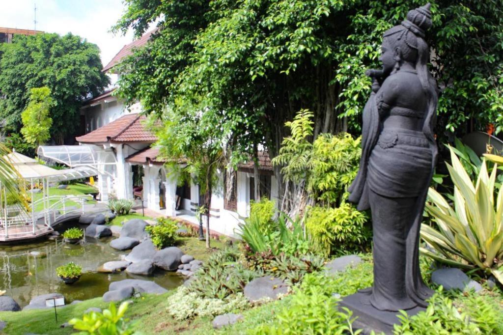 Hotel Merdeka Kediri Кедірі Екстер'єр фото