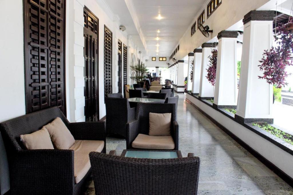 Hotel Merdeka Kediri Кедірі Екстер'єр фото