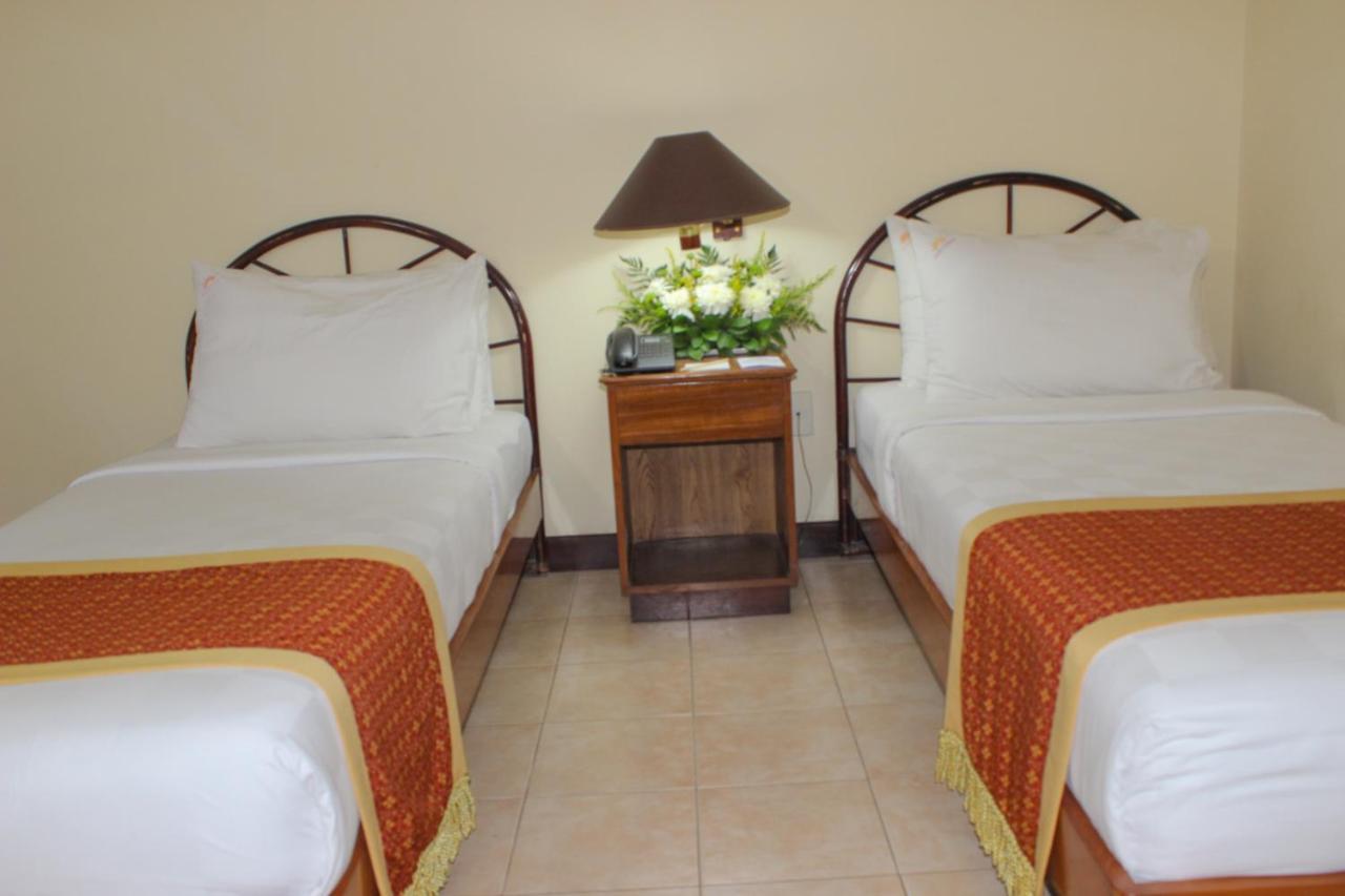 Hotel Merdeka Kediri Кедірі Екстер'єр фото