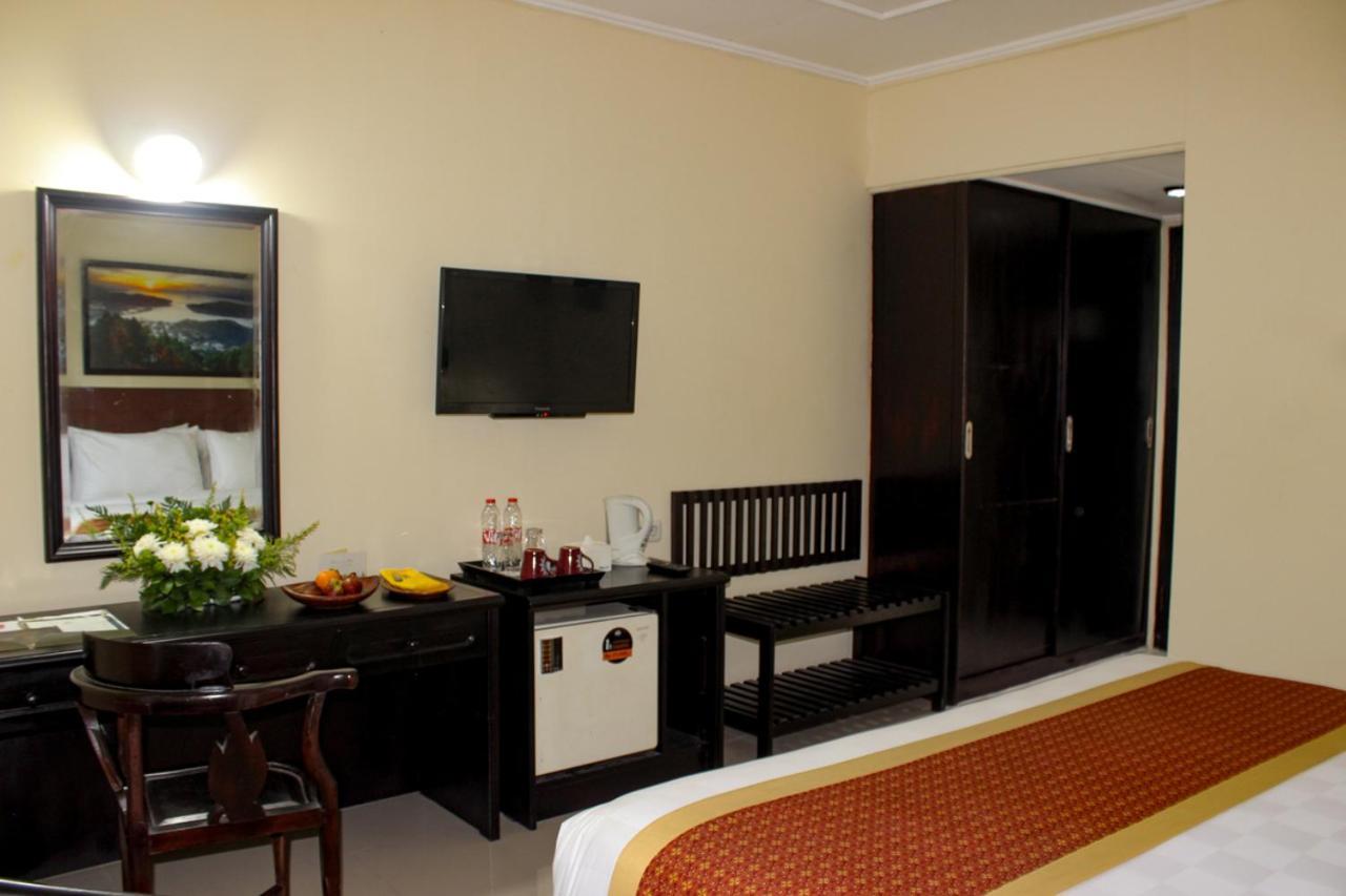 Hotel Merdeka Kediri Кедірі Екстер'єр фото