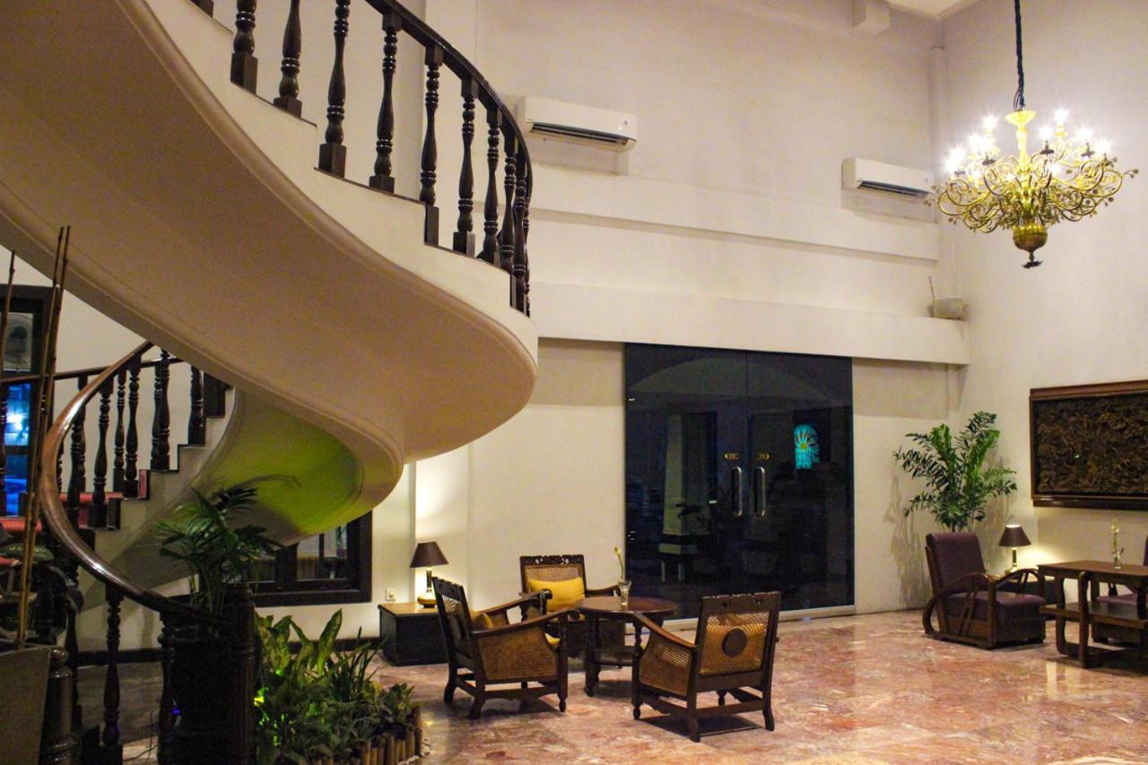 Hotel Merdeka Kediri Кедірі Екстер'єр фото