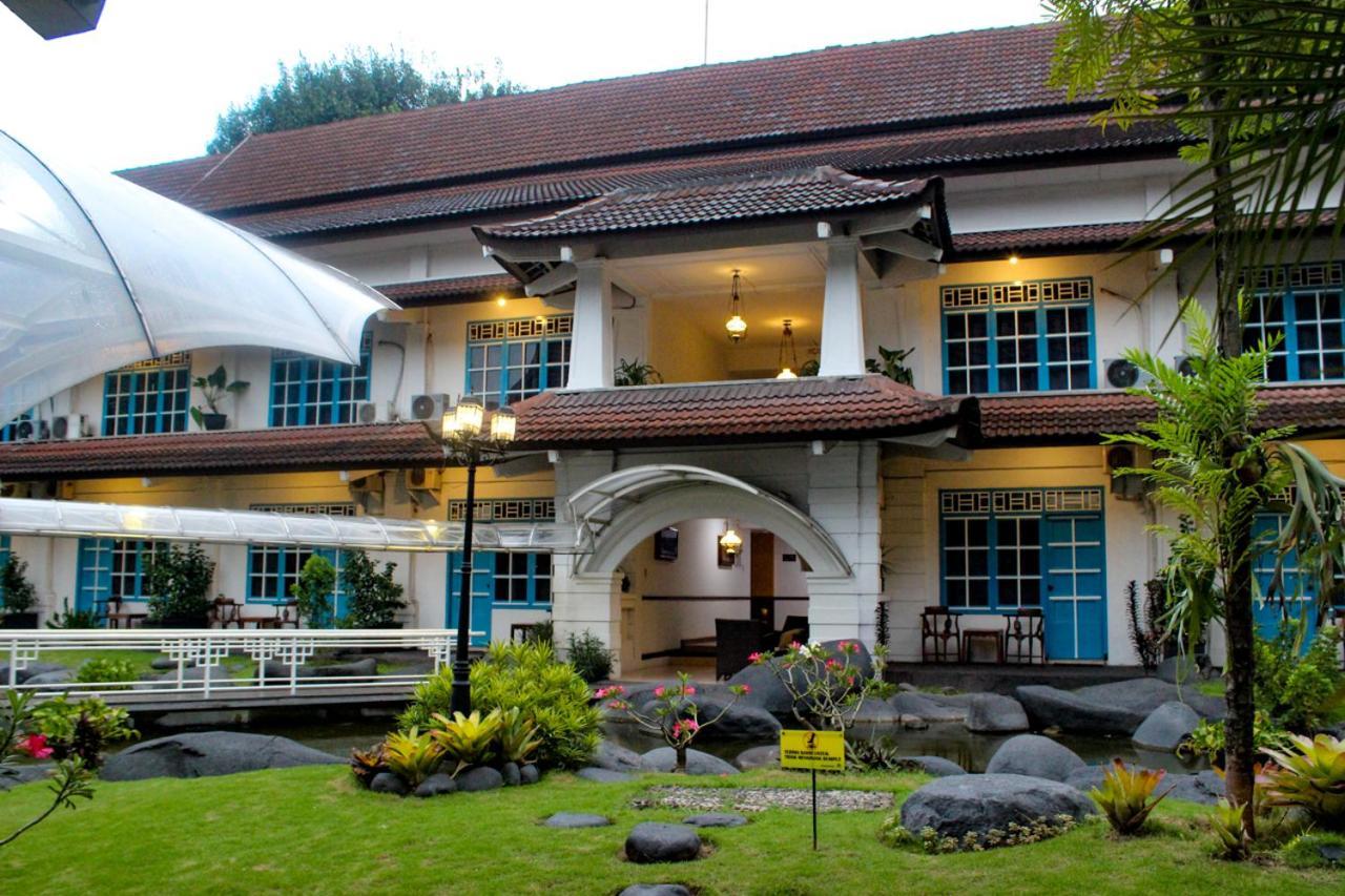 Hotel Merdeka Kediri Кедірі Екстер'єр фото