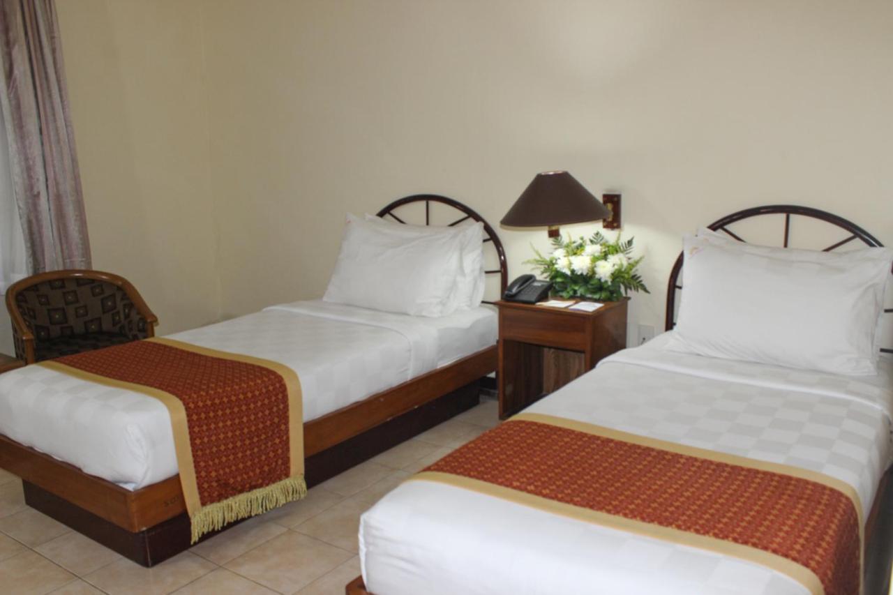 Hotel Merdeka Kediri Кедірі Екстер'єр фото